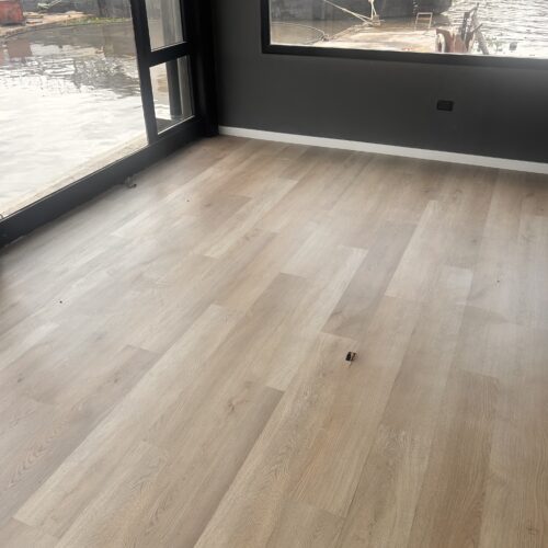 Piso vinílico SPC Fujia instalado en ambiente residencial